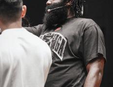 哈登赛后谦逊发言登热搜，尤文图斯小胜上海海港引发热议(单核!哈登退赛欧文怒斩40分救场 单挑表)