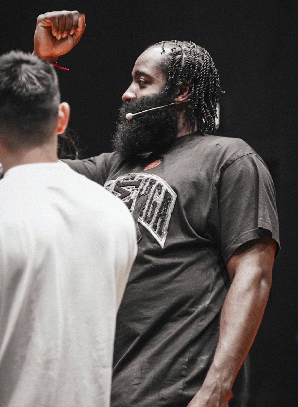 哈登赛后谦逊发言登热搜，尤文图斯小胜上海海港引发热议(单核!哈登退赛欧文怒斩40分救场 单挑表)